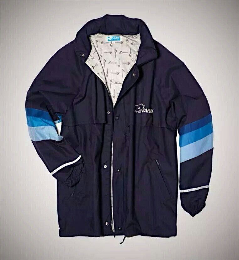 Chaqueta azul marino con rayas azules en la manga y forro estampado.
