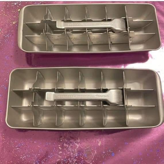 Dos cubiteras metálicas con palanca.