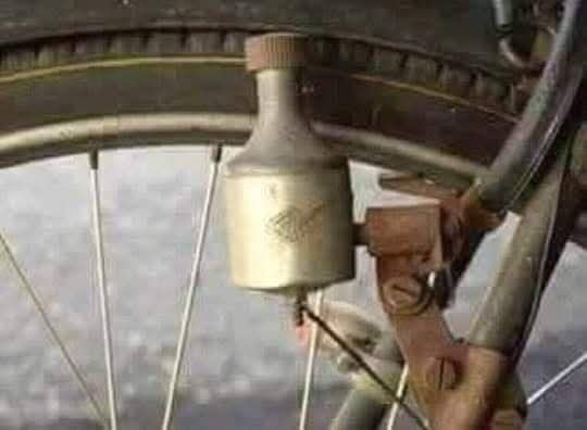 Dinamo de bicicleta junto a la rueda
