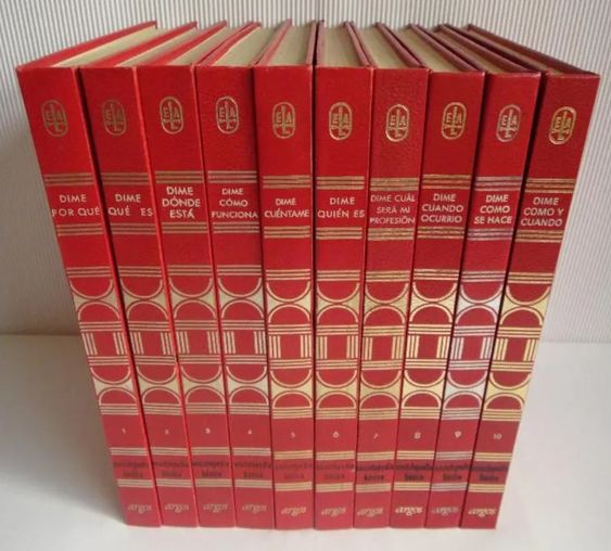 Diez tomos rojos de la enciclopedia Dime de Argos.