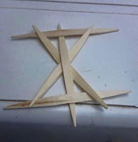 Palillos de madera doblados formando una estrella.