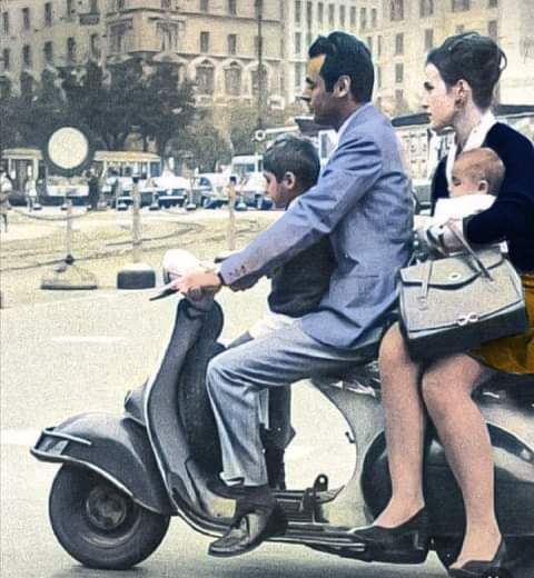 Familia de cuatro montada en una moto Vespa por la ciudad