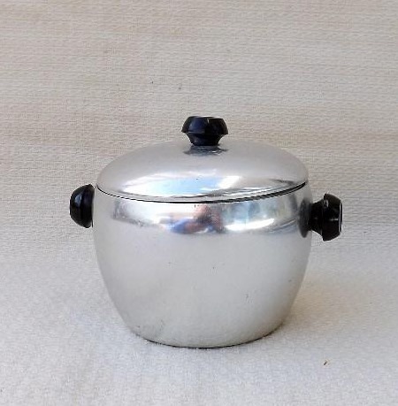 Recipiente de aluminio con tapa y asas negras