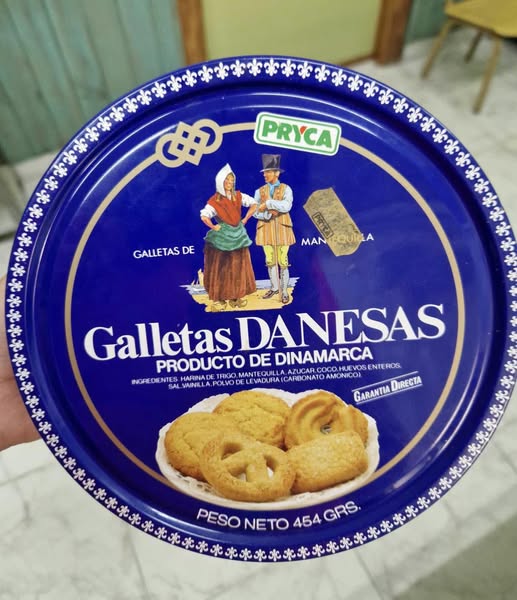 Lata redonda azul de galletas danesas con la etiqueta de Pryca.
