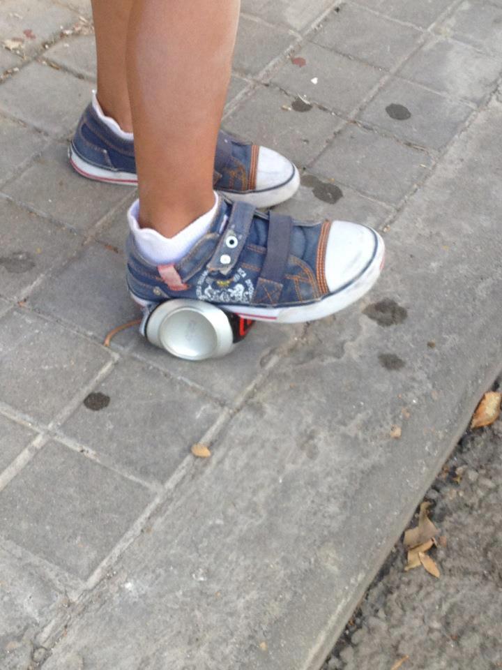Pie pisando una lata aplastada enganchada en la zapatilla.