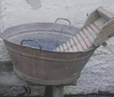 Barreño de zinc con una tabla de lavar de madera.