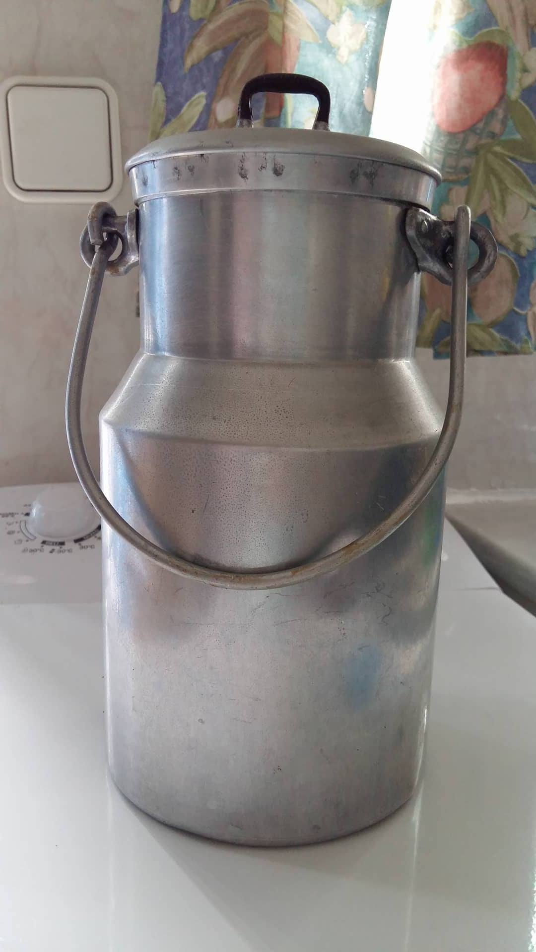Lechera de aluminio con tapa y asa