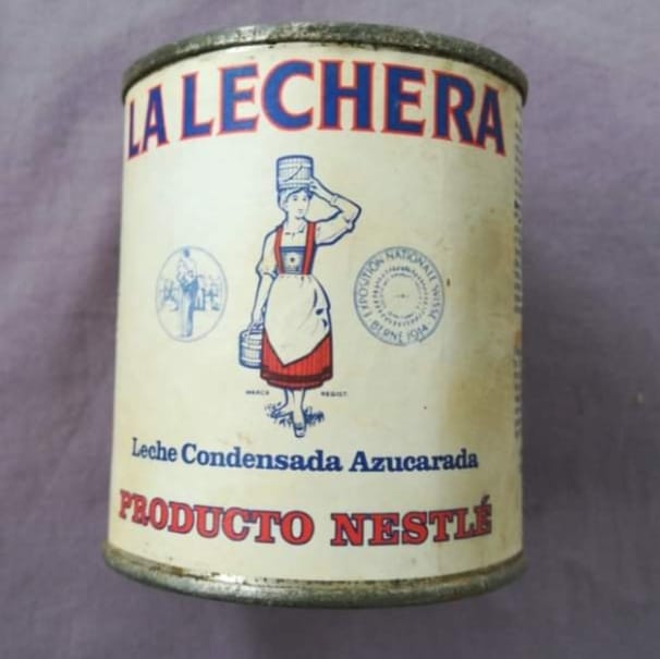 Lata antigua de leche condensada La Lechera de Nestlé.