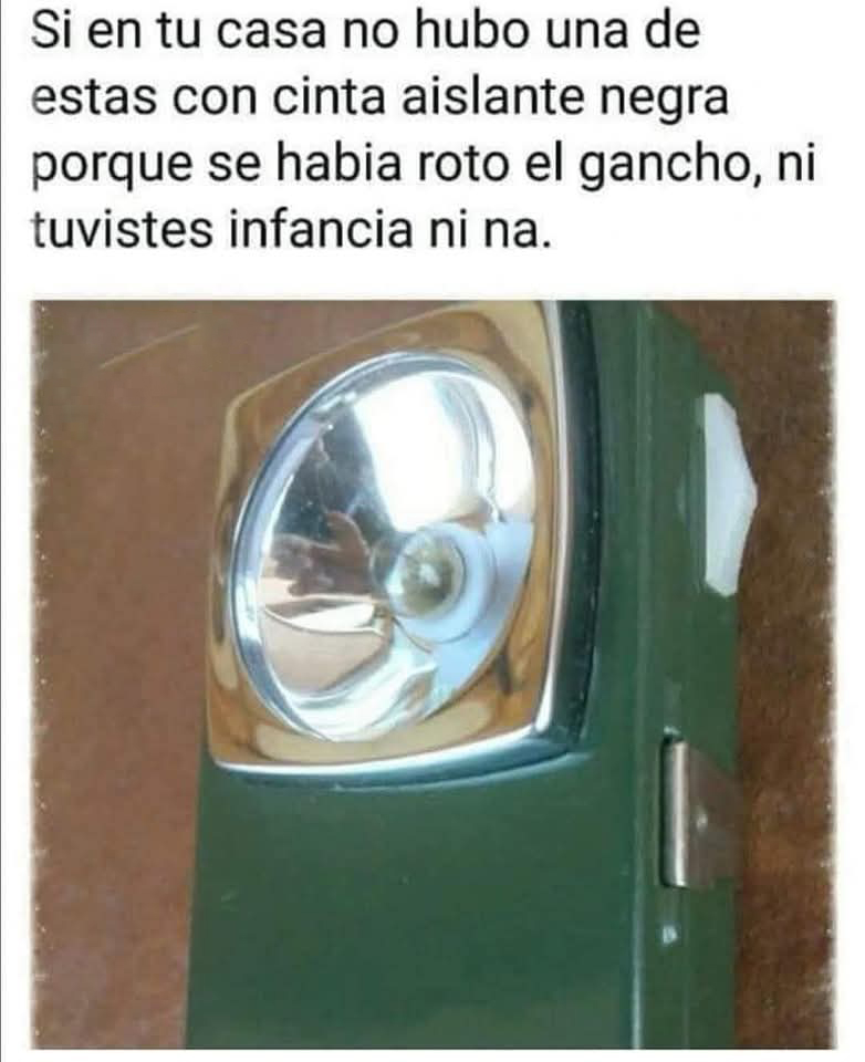 Linterna de petaca verde con el reflector plateado y el interruptor blanco.