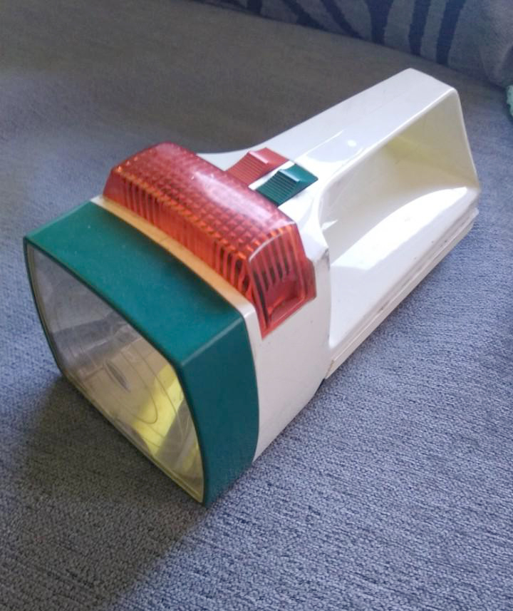 Linterna de plástico blanca, verde y roja.