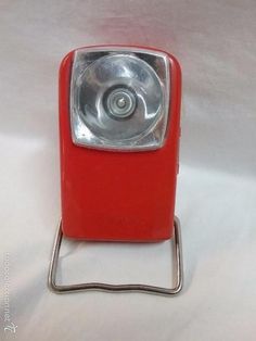 Linterna roja antigua con soporte metálico.