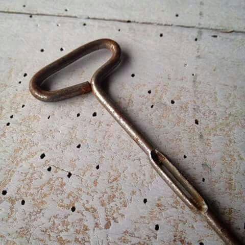 Llave metálica antigua con anilla