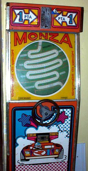 Máquina recreativa antigua Monza con un circuito dibujado en una pantalla redonda y un volante.