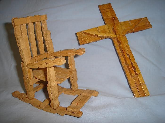 Mecedora y cruz en miniatura hechas con pinzas de madera