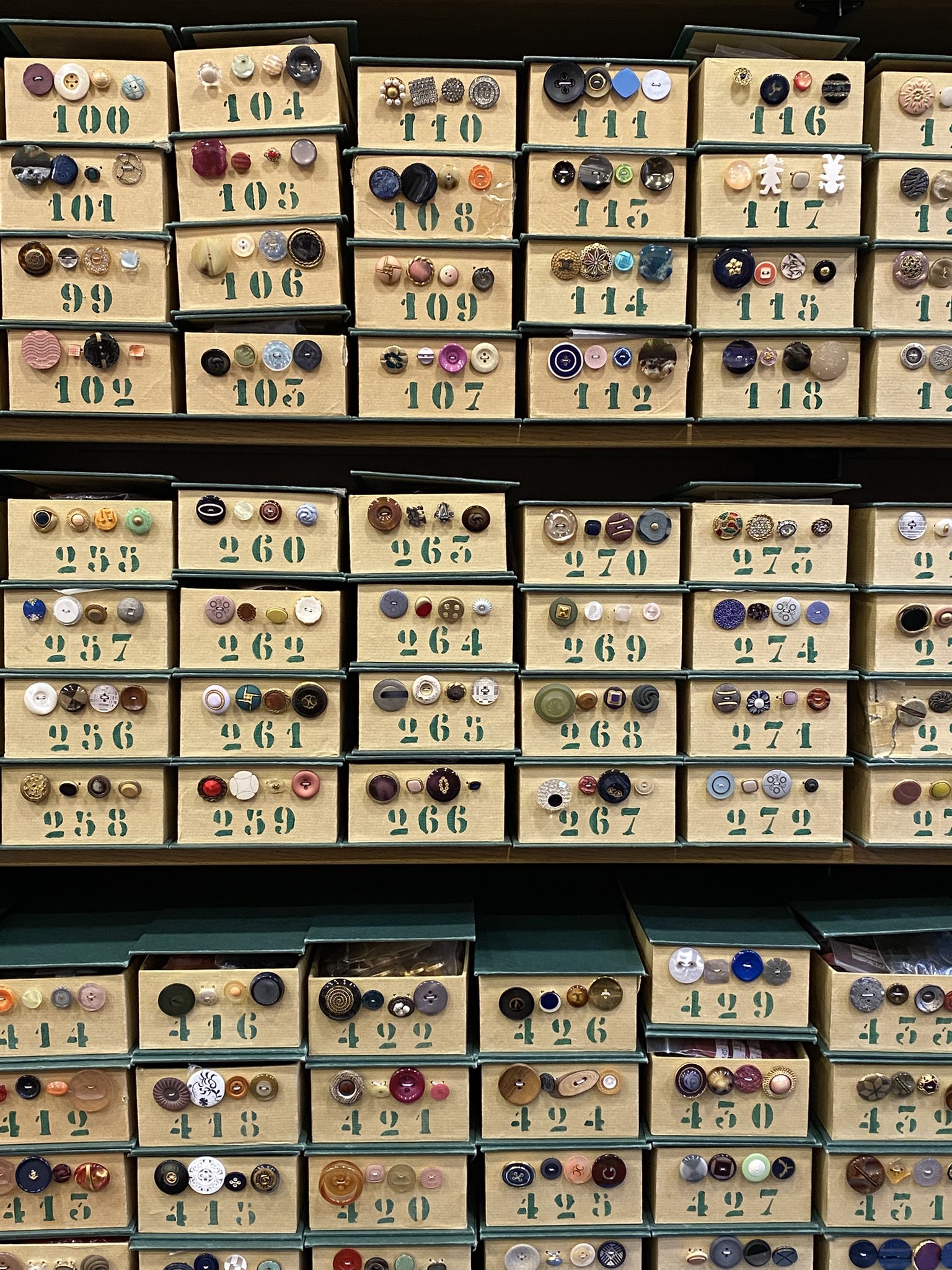 Estanterías con cajas numeradas de botones en una mercería
