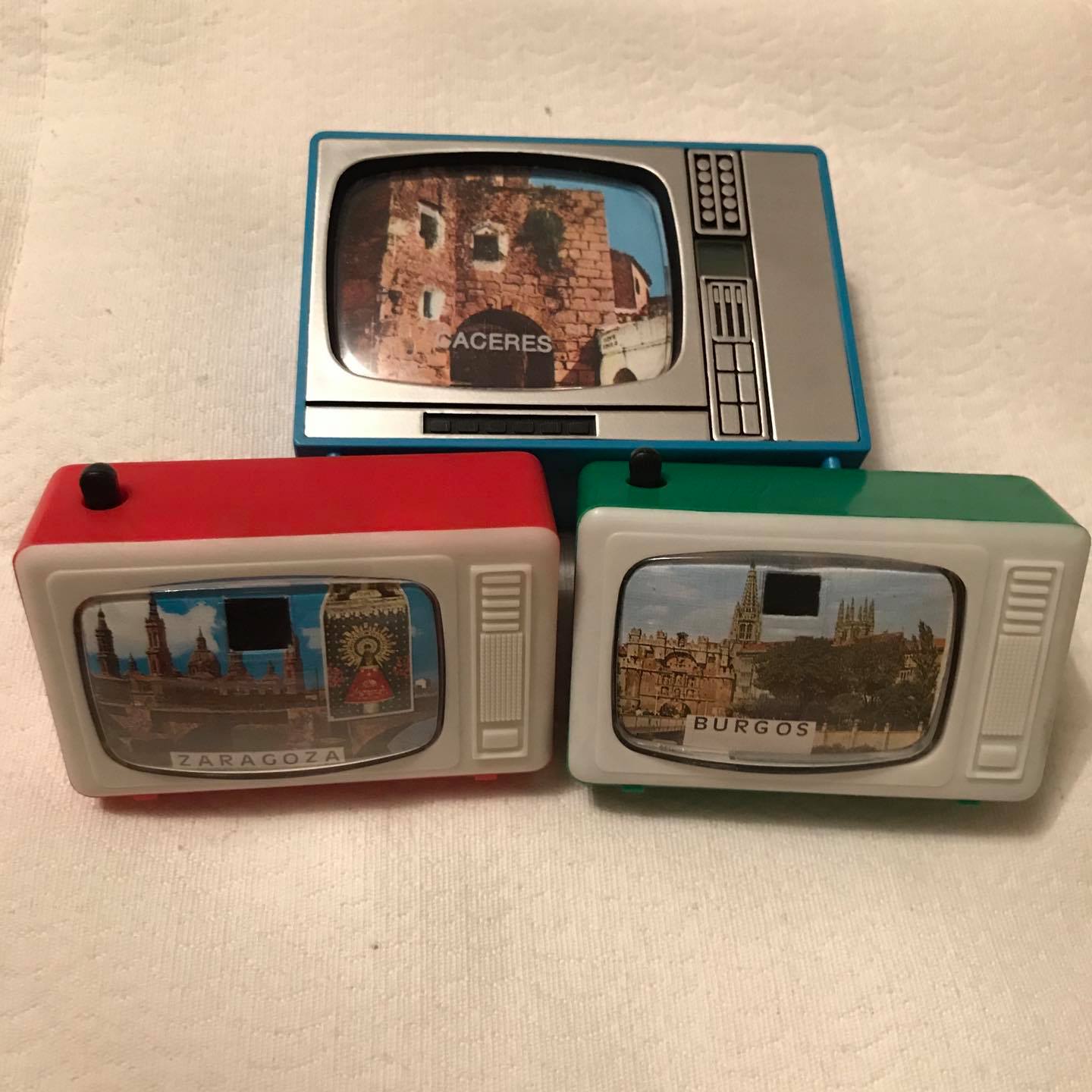 Teles en miniatura de recuerdo de Cáceres, Zaragoza y Burgos.