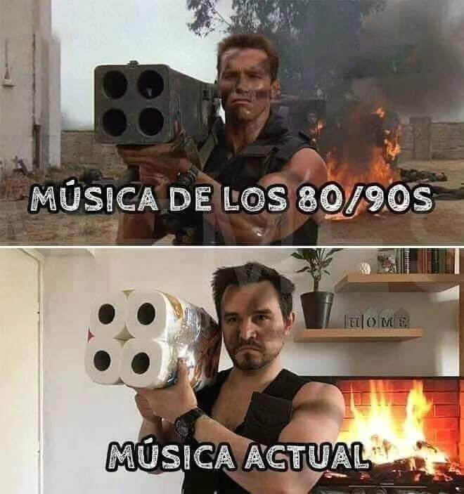 Arriba, un soldado con un lanzacohetes; abajo, un hombre imitando la pose con paquetes de papel higiénico.