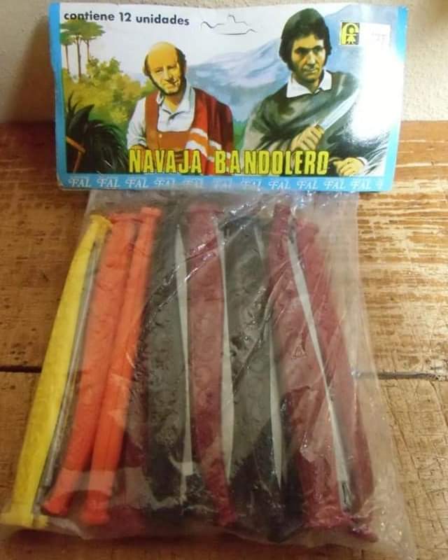 Bolsa de navajas de bandolero de juguete de colores.