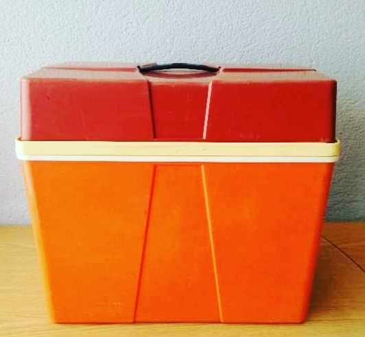 Nevera portátil naranja y roja.