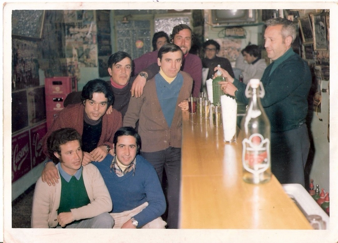 Grupo de jóvenes posando en la barra de un bar