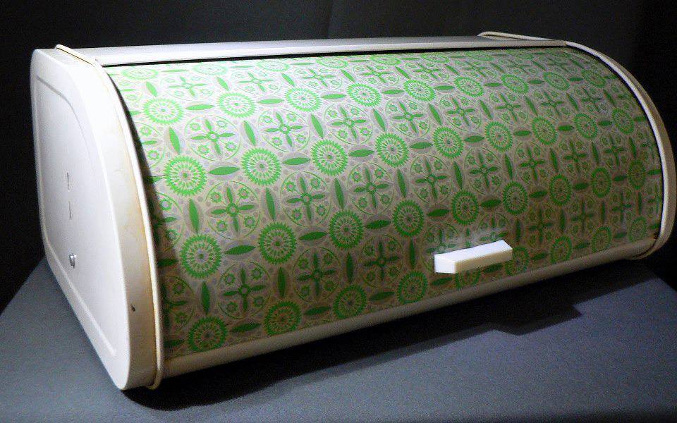 Panera de metal con tapa corredera estampada en verde