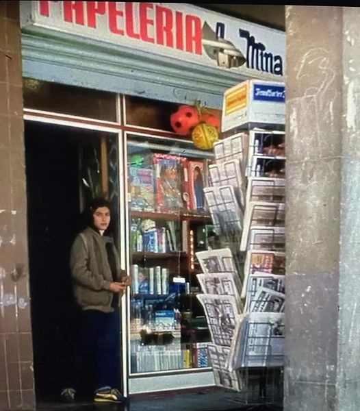 Entrada de una papelería con revistas y balones en el escaparate