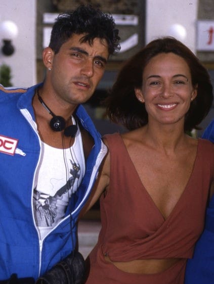Pareja joven posando en un rodaje