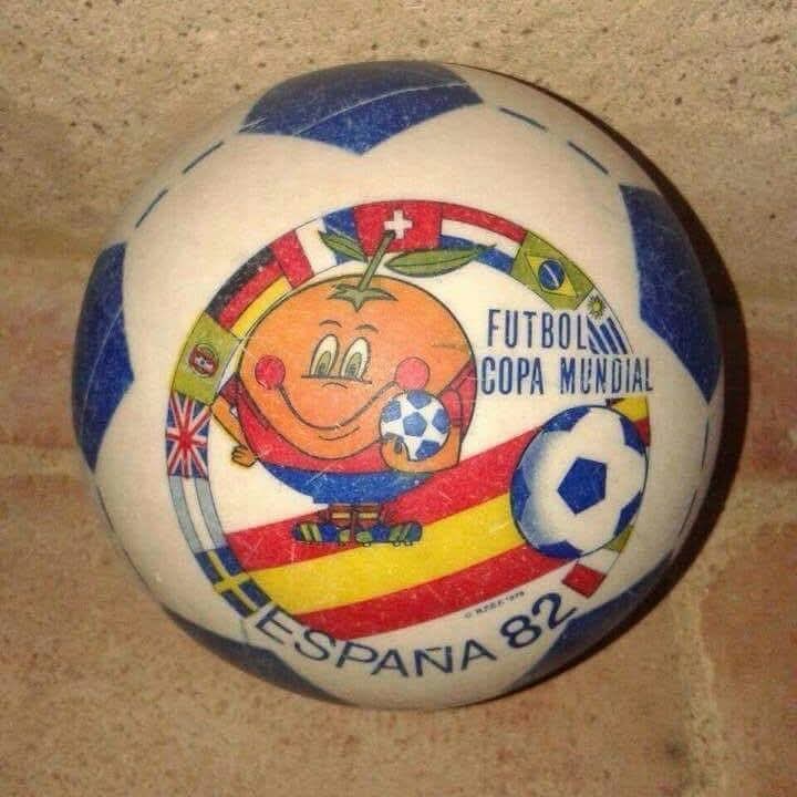 Pelota con Naranjito y banderas de España 82.