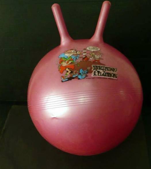 Pelota saltadora rosa con asas y pegatina de Mortadelo y Filemón.