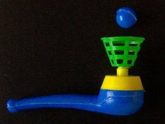 Pipa de plástico azul con cesta verde y pelota.