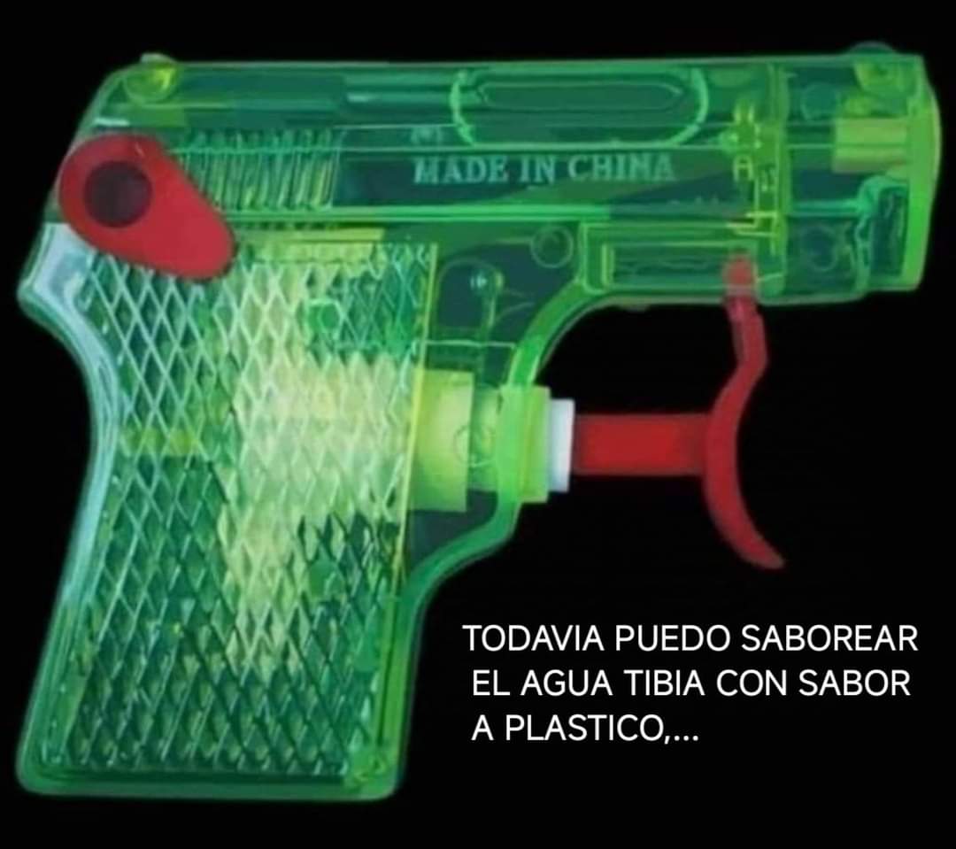 Pistola de agua de plástico verde transparente con gatillo y tapón rojos.