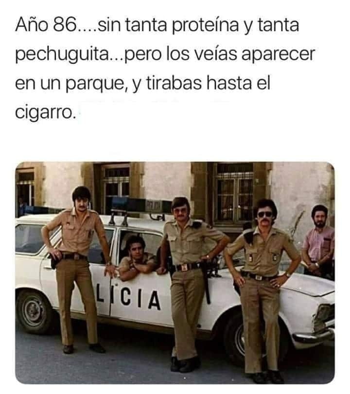 Cuatro policías con uniforme marrón y bigote apoyados en un coche patrulla blanco.