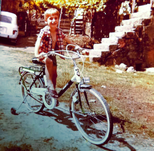 Niño montado en una bicicleta