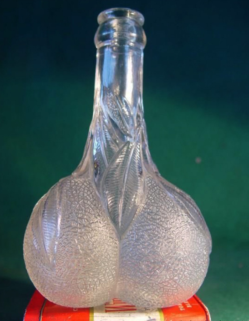Botella de cristal con forma de naranjas.