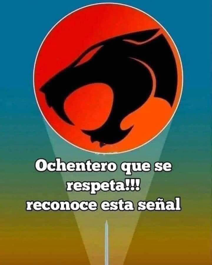 Logotipo de los Thundercats: cabeza de pantera negra sobre un círculo rojo proyectado en el cielo.