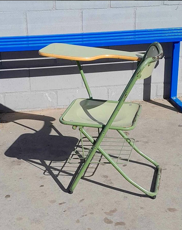 Silla escolar plegable de tubo verde con pala para escribir