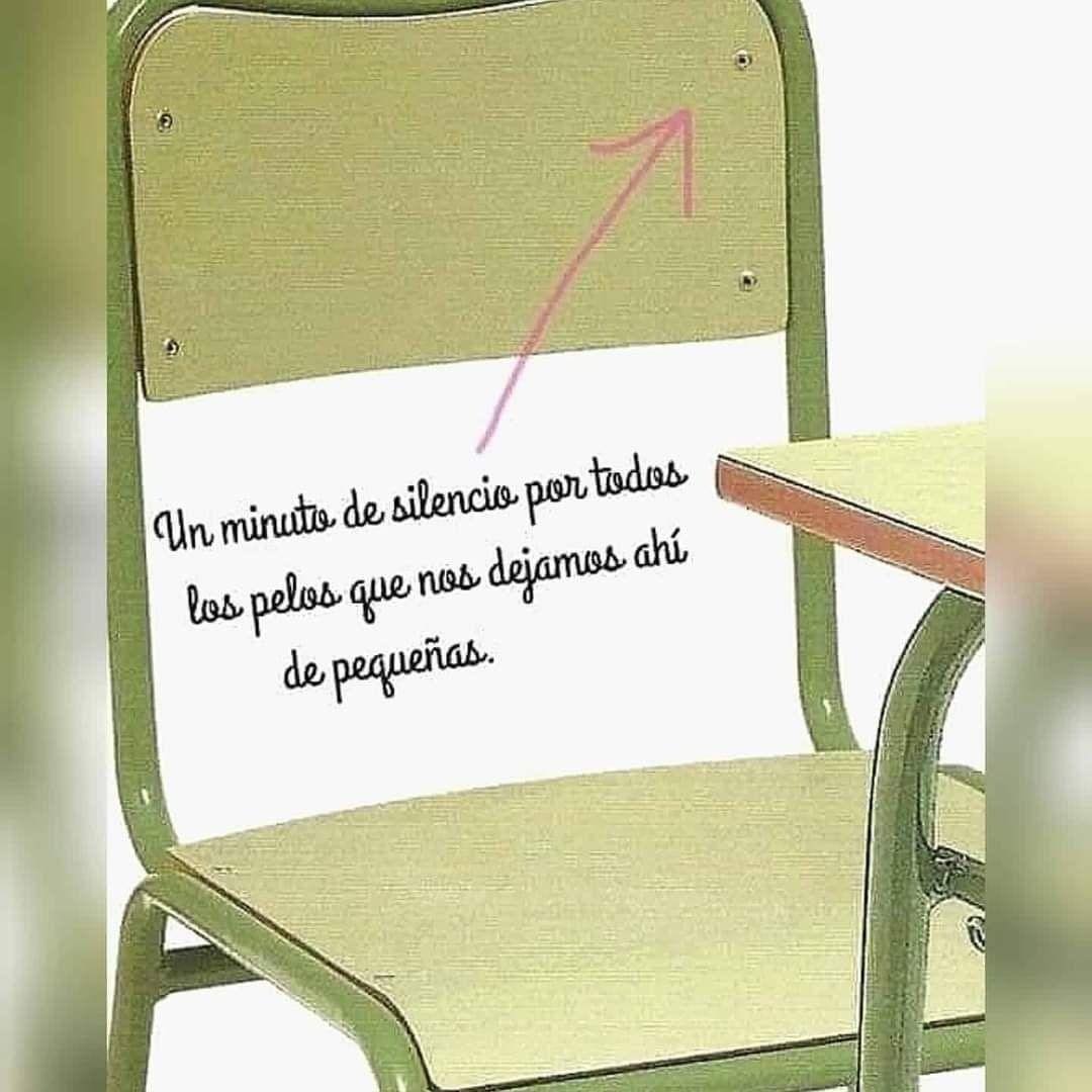 Silla de colegio de tubo verde con asiento y respaldo de madera y una flecha que señala el hueco del respaldo.