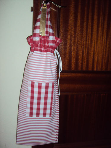 Bolsa de tela de cuadros rojos colgada