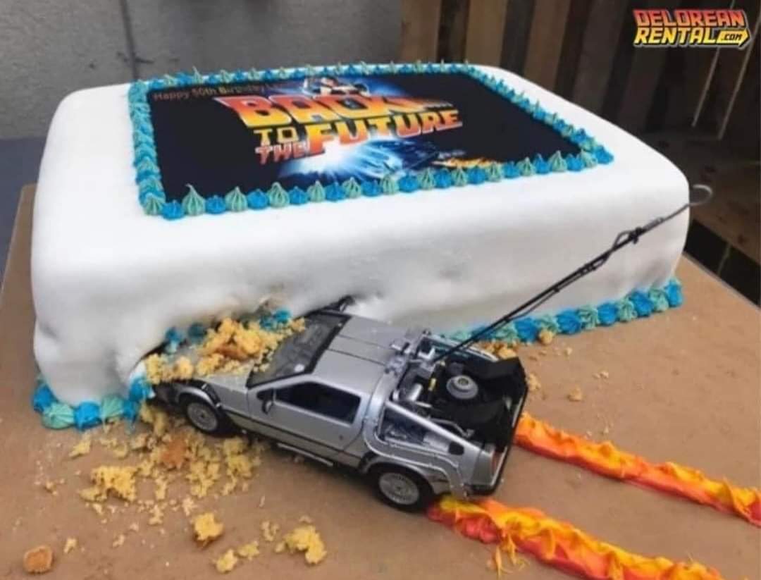 Tarta de Regreso al futuro con un DeLorean de juguete.
