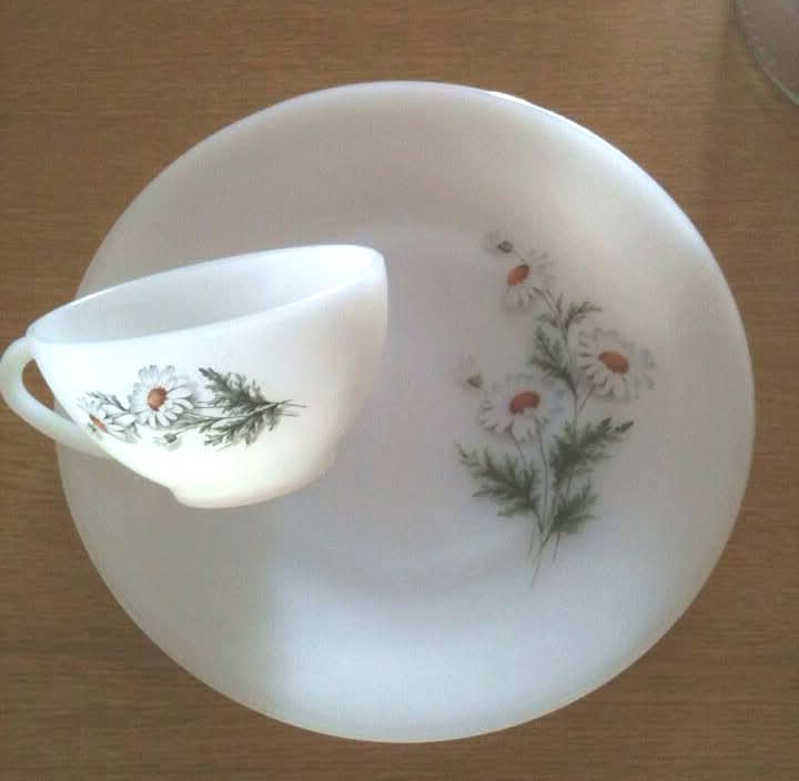 Taza y plato blancos de cristal opal con margaritas