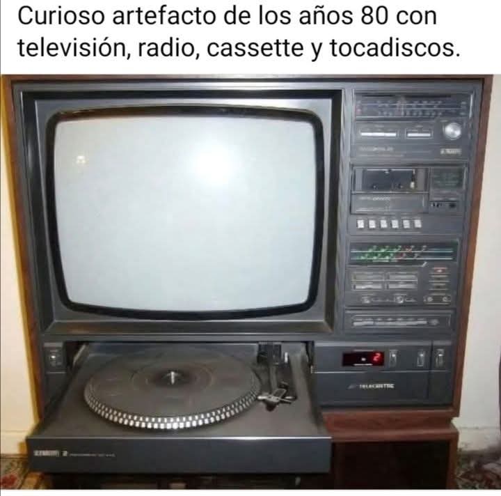 Mueble de madera con televisor, tocadiscos, radio y pletina de casete integrados.