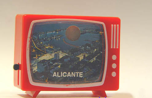 Televisor de juguete rojo con una diapositiva de Alicante