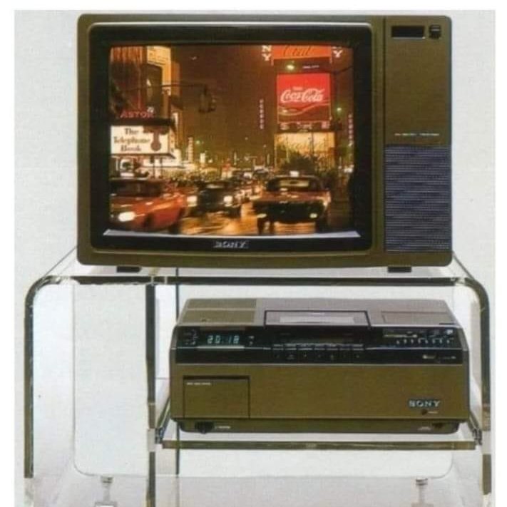 Televisor y aparato de vídeo sobre una mesita metálica con ruedas