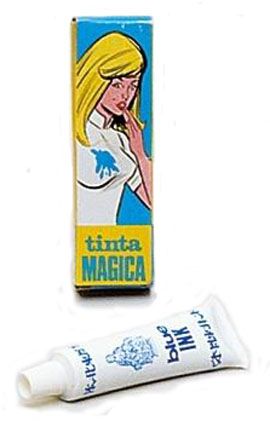 Caja de tinta mágica con una chica rubia manchada y el tubo de tinta azul.