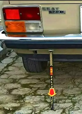 Tira de goma colgando bajo un Seat 132.
