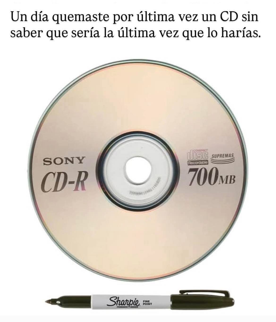 CD grabable Sony de 700 MB junto a un rotulador Sharpie negro.