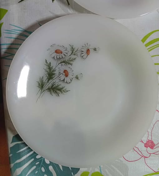 Plato blanco de cristal opal con dibujo de margaritas