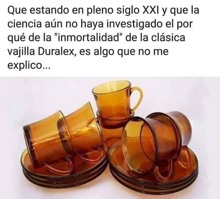 Tazas y platos de cristal de color ámbar de la marca Duralex apilados.