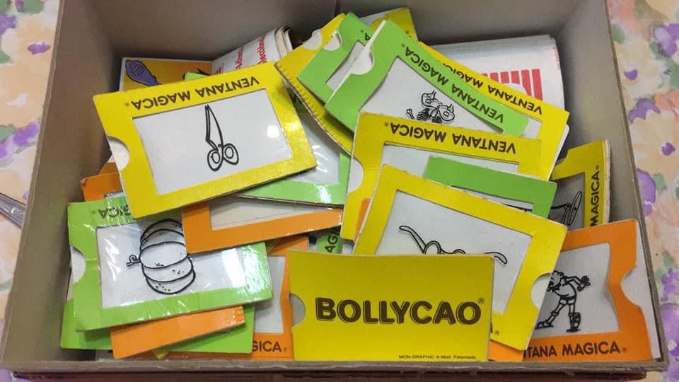 Caja llena de cromos de la ventana mágica de Bollycao.