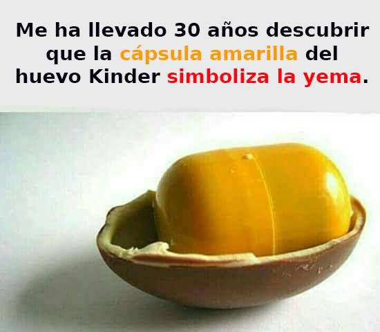 Huevo Kinder de chocolate abierto por la mitad con la cápsula amarilla de plástico dentro.